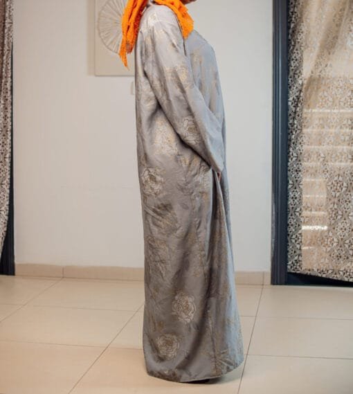 Robe longue grise à motifs floraux dorés – Image 3