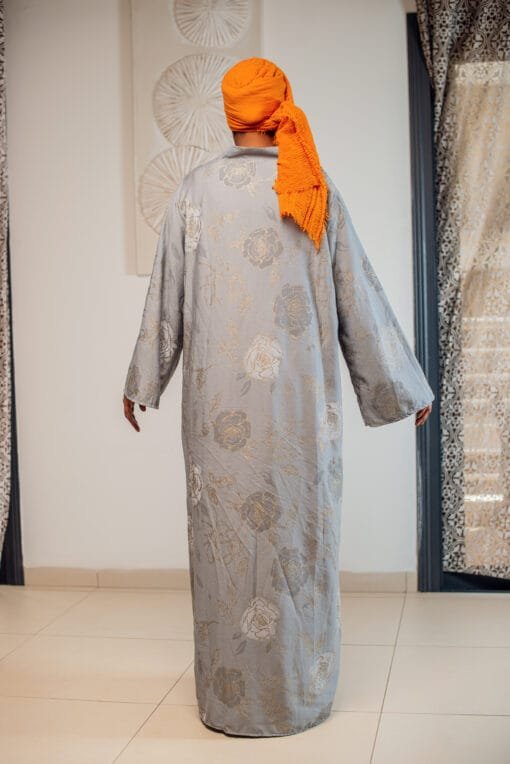 Robe longue grise à motifs floraux dorés – Image 2