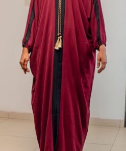 Abaya ample bordeaux avec bande contrastée et cordelette tressée