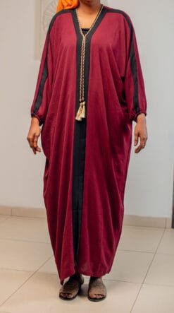Abaya ample bordeaux avec bande contrastée et cordelette tressée