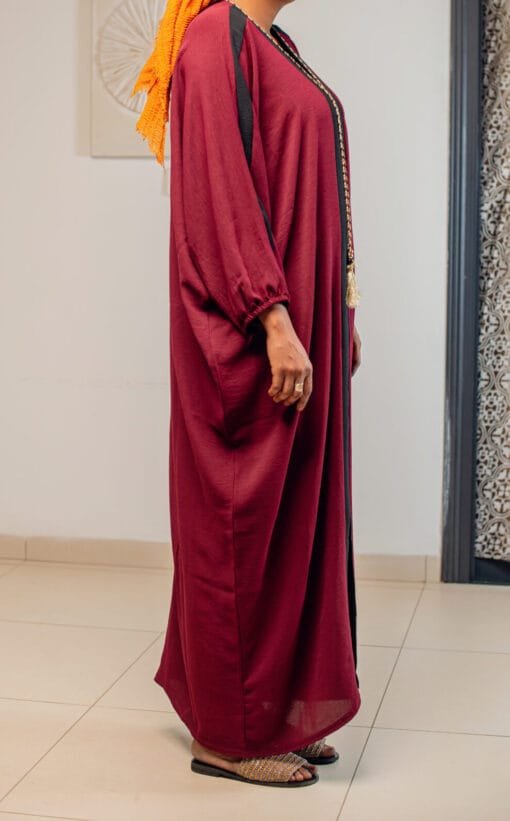 Abaya ample bordeaux avec bande contrastée et cordelette tressée – Image 2