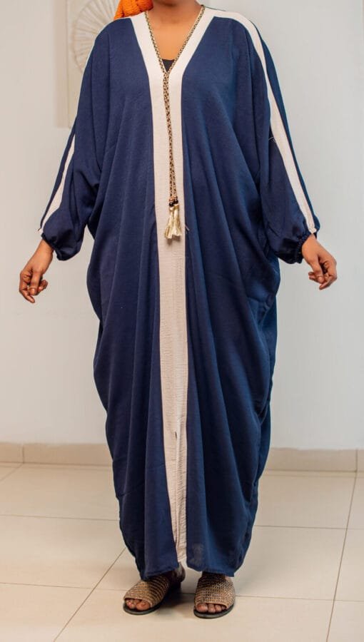 Abaya ample bleu avec bande contrastée et cordelette tressée