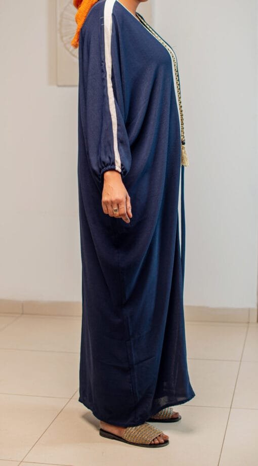 Abaya ample bleu avec bande contrastée et cordelette tressée – Image 2