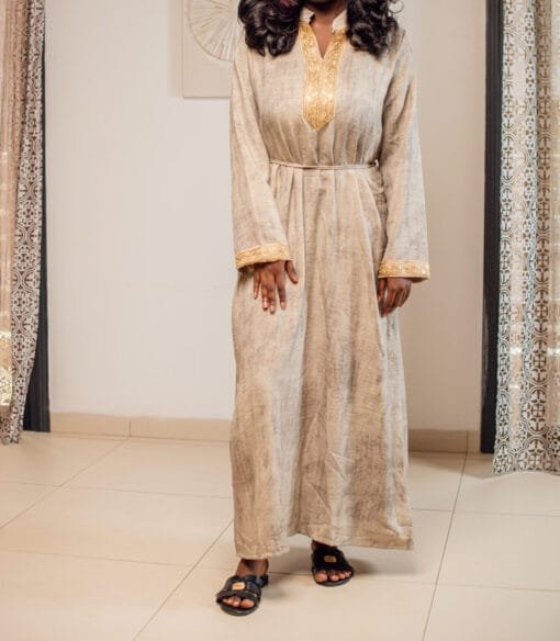 Robe longue taupe foncé avec broderies dorées