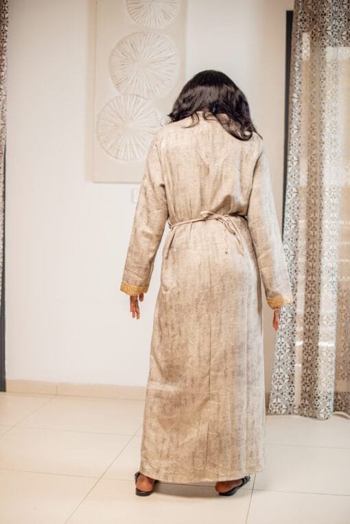 Robe longue taupe foncé avec broderies dorées – Image 2
