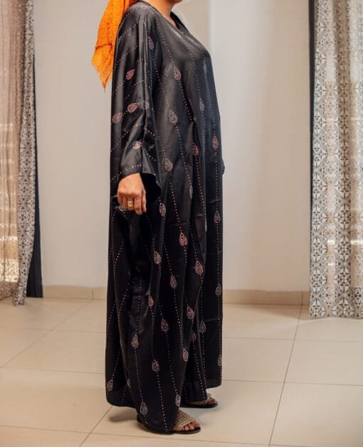 Abaya satinée noir cintrable avec strass – Image 2