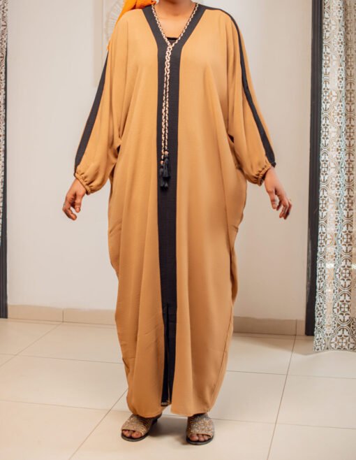 Abaya ample camel avec bande contrastée et cordelette tressée