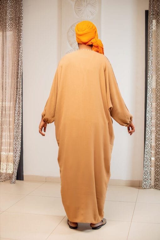 Abaya ample camel avec bande contrastée et cordelette tressée – Image 2