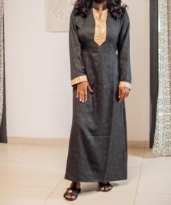 Robe longue noire avec broderies dorées