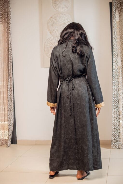 Robe longue noire avec broderies dorées – Image 2