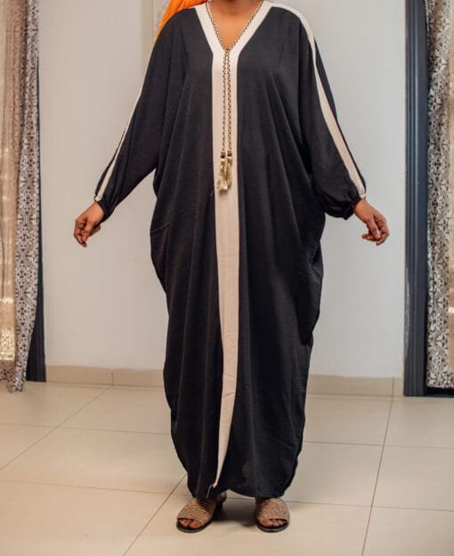 Abaya ample noir avec bande contrastée et cordelette tressée