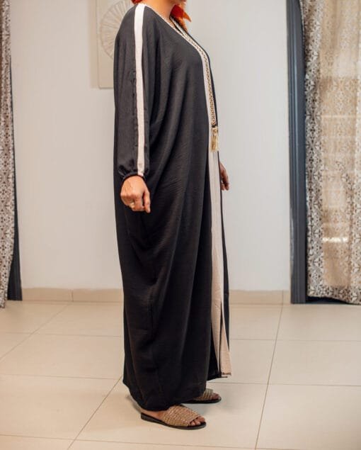 Abaya ample noir avec bande contrastée et cordelette tressée – Image 2