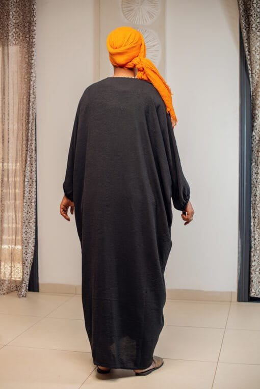 Abaya ample noir avec bande contrastée et cordelette tressée – Image 3