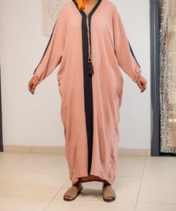 Abaya ample rose avec bande contrastée et cordelette tressée