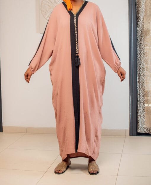 Abaya ample rose avec bande contrastée et cordelette tressée
