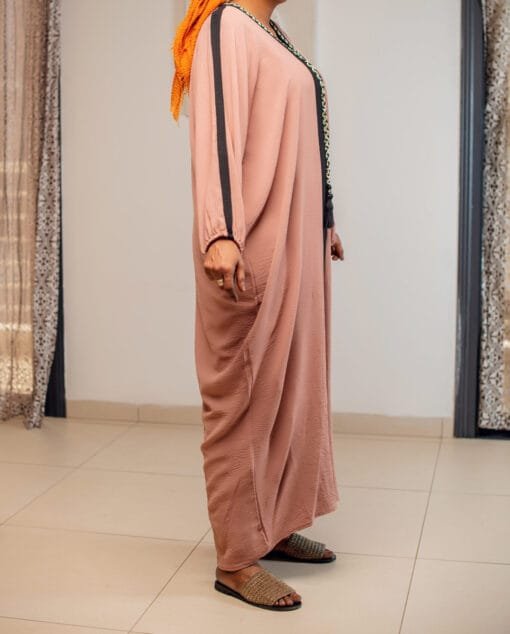 Abaya ample rose avec bande contrastée et cordelette tressée – Image 3