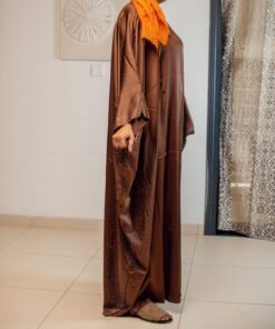 Robe abaya satinée marron à manches strassées