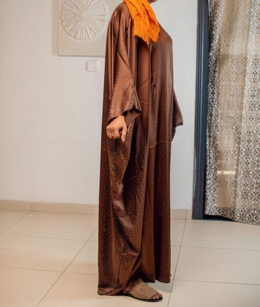 Robe abaya satinée marron à manches strassées