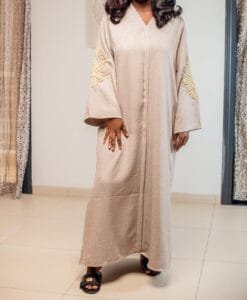 Robe longue taupe brodée fleurs dorées