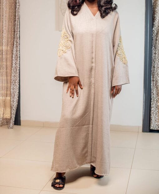 Robe longue taupe brodée fleurs dorées