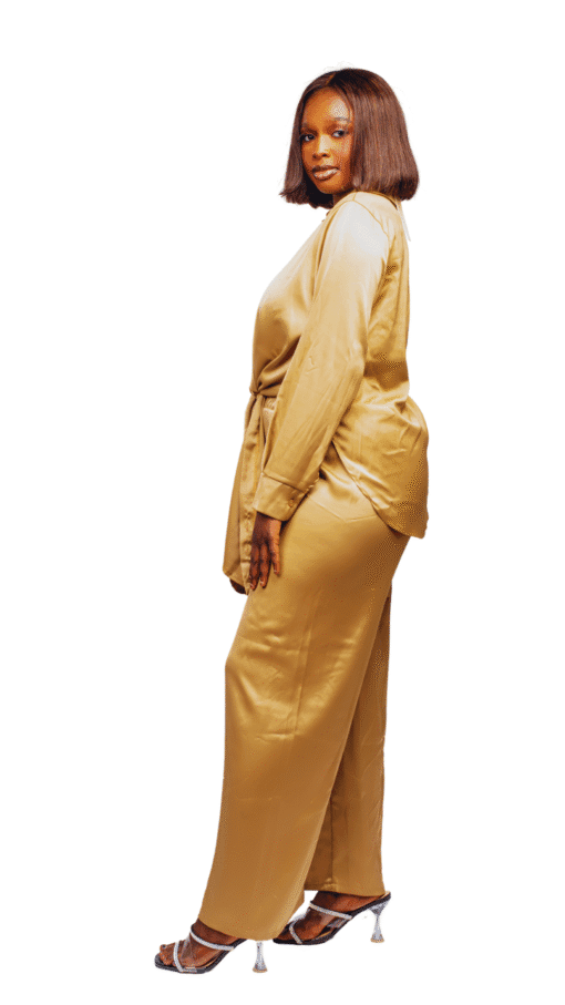Ensemble 2 pièces camel satiné chemise à nouer avec pantalon – Image 2