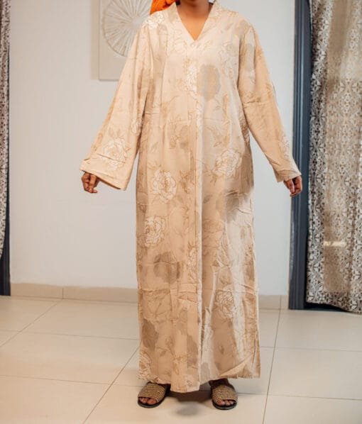 Robe longue beige à motifs floraux dorés