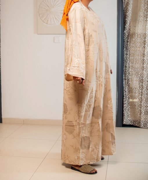 Robe longue beige à motifs floraux dorés – Image 2