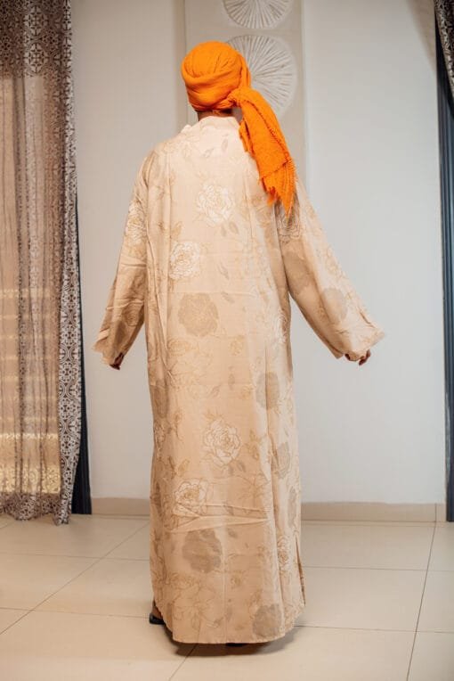 Robe longue beige à motifs floraux dorés – Image 3