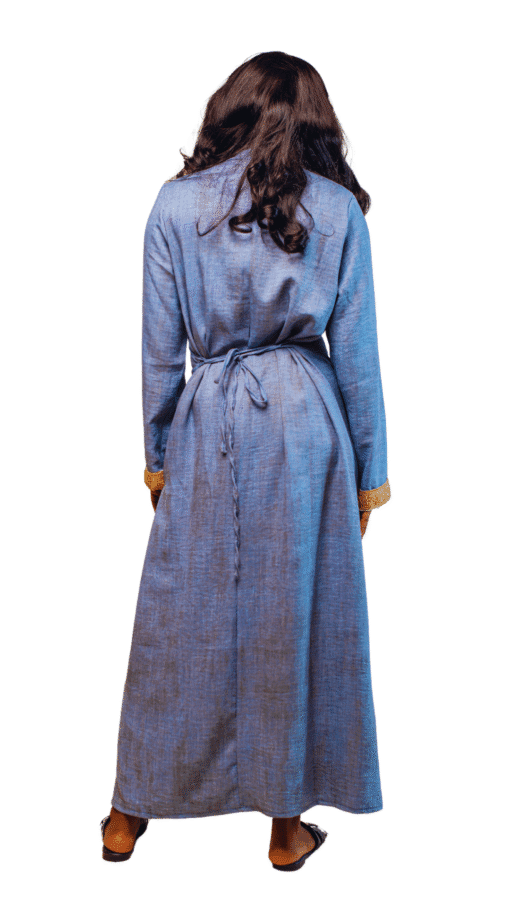 Robe longue bleue avec broderies dorées – Image 2