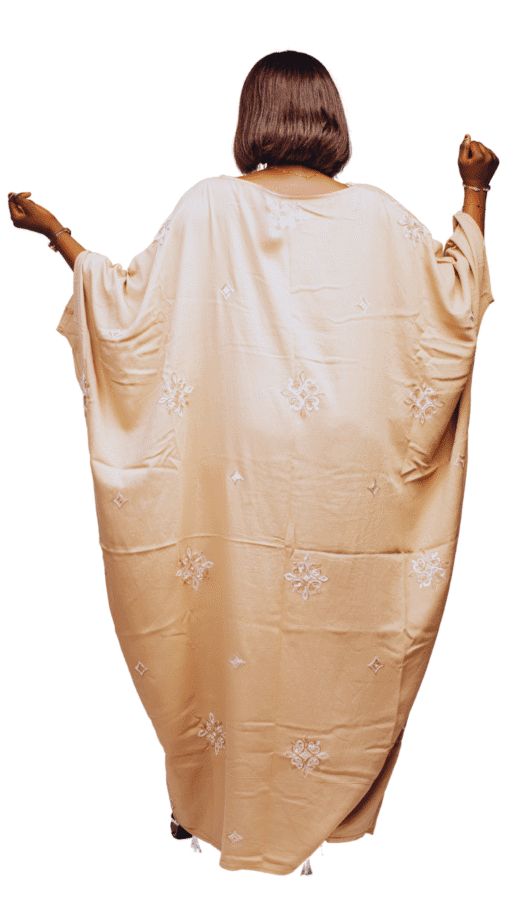 Robe papillon beige à motifs brodés – Image 3