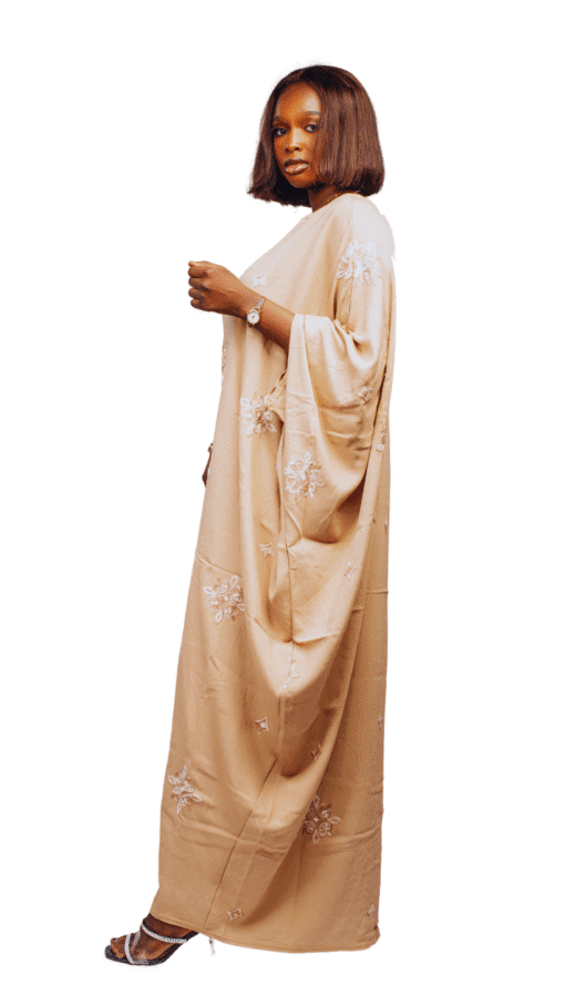Robe papillon beige à motifs brodés – Image 2