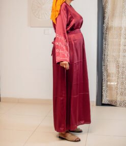 Robe satinée rouge bordeaux à motifs tiges fleurs