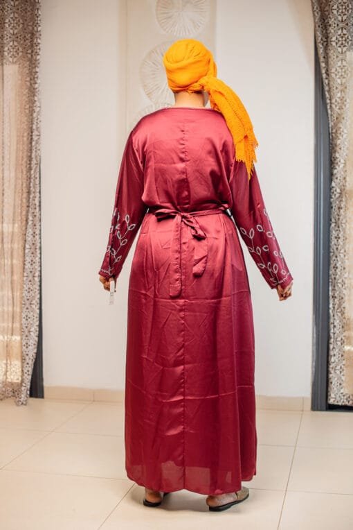Robe satinée rouge bordeaux à motifs tiges fleurs – Image 2