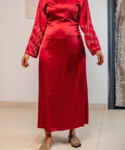 Robe satinée rouge à motif tiges fleurs