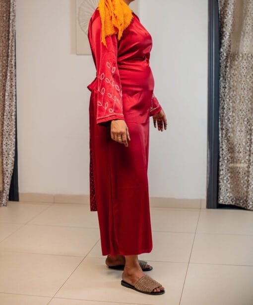 Robe satinée rouge à motif tiges fleurs – Image 2