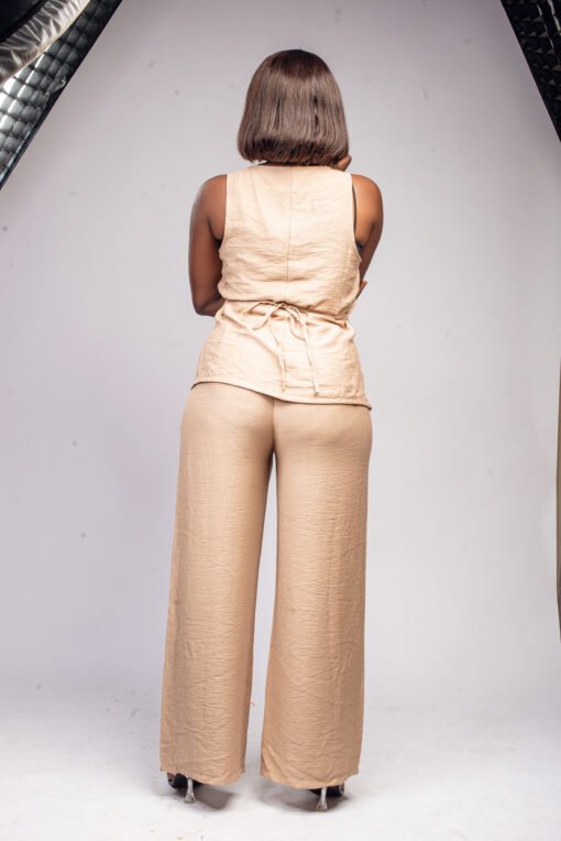 Ensemble taupe sable sans manches bas en pointe et lacets au dos – Image 2