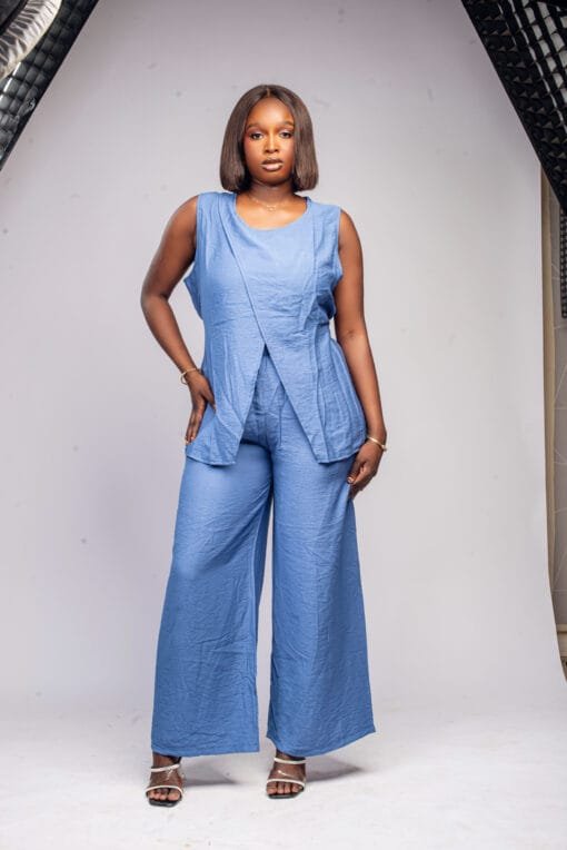 Ensemble bleu sans manches à pans croisés et ceinture à l'arrière