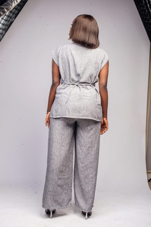 Ensemble gris sans manches texturé avec ceinture et bouton doré sculpté – Image 2