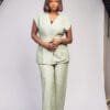 Ensemble vert sans manches texturé avec ceinture et bouton doré sculpté