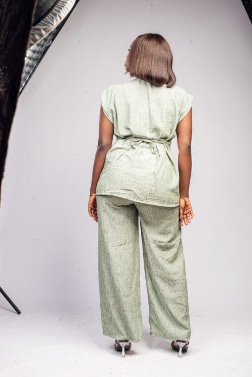 Ensemble vert sans manches texturé avec ceinture et bouton doré sculpté – Image 3