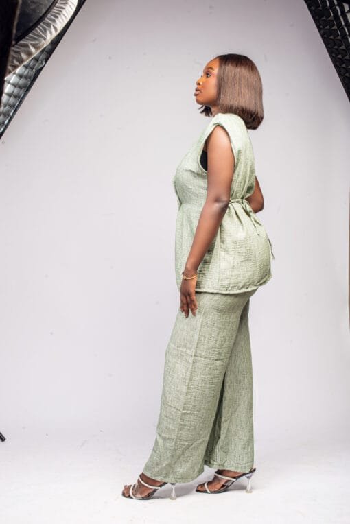 Ensemble vert sans manches texturé avec ceinture et bouton doré sculpté – Image 2
