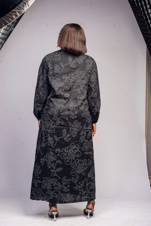 Ensemble taupe sans manches texturé avec ceinture et bouton doré sculpté