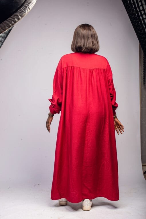 Robe bordeaux longue à col fendu et empiècement structurant à l'avant – Image 3