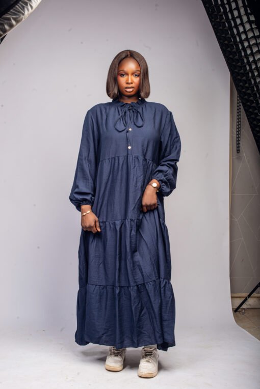 Robe longue bleue à col légèrement volanté
