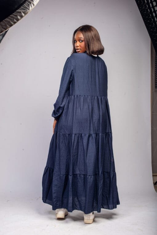 Robe longue bleue à col légèrement volanté – Image 2