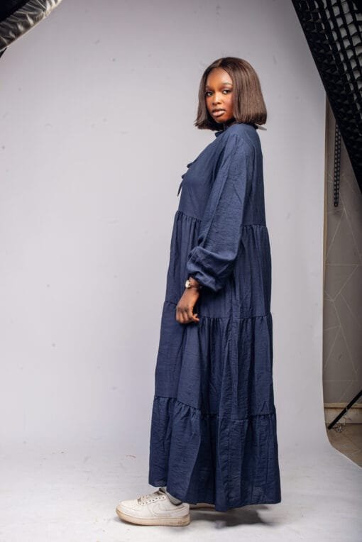 Robe longue bleue à col légèrement volanté – Image 3