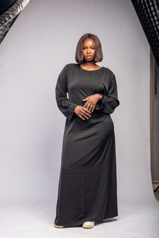 Robe longue noire élégante et fluide à nouer à l'arrière