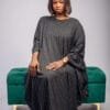 Robe noire fluide avec rayures verticales en strass