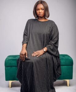 Robe noire fluide avec rayures verticales en strass