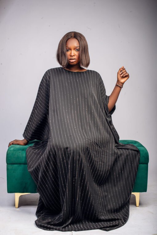 Robe noire fluide avec rayures verticales en strass – Image 2